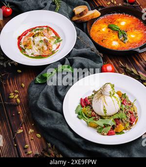 Diversi tipi di piatti italiani su un grande tavolo di legno Foto Stock