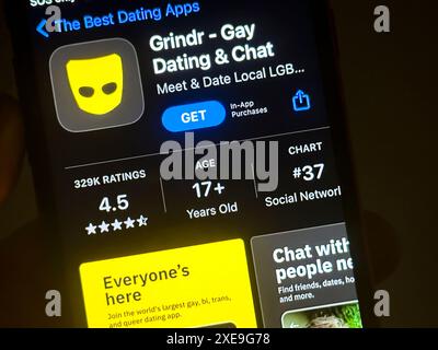 Cupertino, California, Stati Uniti. 24 giugno 2024. Un utente che visualizza l'app Grindr nell'App Store iOS Apple. Grindr LLC è un'applicazione di social networking e incontri online americana orientata verso gay, bi, trans e queer. La società opera nel settore degli incontri online e ha sede a West Hollywood, California. George Arison e' l'amministratore delegato. Grindr è una società privata e non dispone di un ticker per azioni quotate in borsa. I prodotti principali includono funzioni di datazione e social networking basate sulla posizione. Grindr è nota per la sua ampia base di utenti e per la sua attenzione al comunit LGBTQ Foto Stock