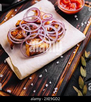 Kebab di pollo alla griglia con cipolle rosse Foto Stock