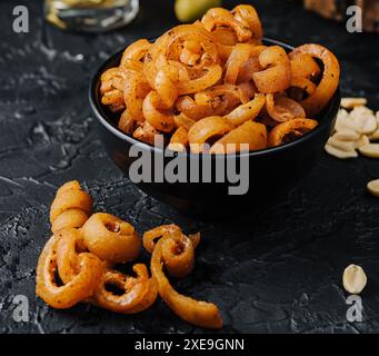 Spuntino all'orecchio di maiale nel recipiente da vicino Foto Stock