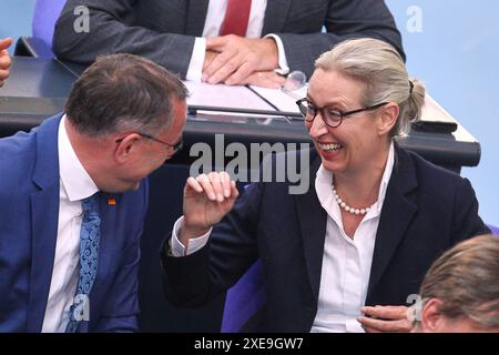 Berlin, Deutschland, 26.06.2024: Deutscher Bundestag: 177. Bundestagssitzung: Tino Chrupalla und Alice Weidel, beide AfD *** Berlino, Germania, 26 06 2024 Bundestag tedesco 177 sessione del Bundestag Tino Chrupalla e Alice Weidel, entrambi AfD Copyright: XdtsxNachrichtenagenturx dts 41828 Foto Stock