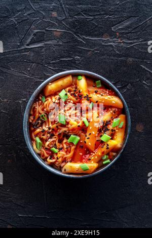 Rabokki, tteokbokki o topokki con ramen, Street food coreano, torte di riso speziate Foto Stock