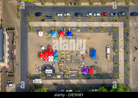 Veduta aerea, il primo maggio del Labor Day sulla piazza del mercato Friedrich-Ebert-Platz, bancarelle e panchine con ombrelloni, accanto al municipio, Herne-Mitte, Hern Foto Stock