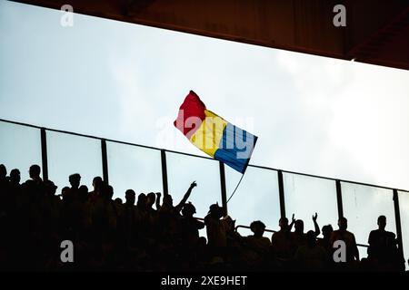 Francoforte, Germania, 26 giugno 2024 FRANCOFORTE, GERMANIA - GIUGNO 26: I tifosi della Romania battono la bandiera rumena durante la partita del gruppo e del Campionato europeo di calcio 2024 tra Slovacchia e Romania all'Arena di Francoforte il 26 giugno 2024 a Francoforte, Germania. (Foto di Dan o' Connor/ATPImages) Dan o' Connor (Dan o' Connor / ATP Images / SPP) Foto Stock