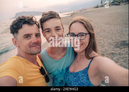 La famiglia felice di scattare una foto Foto Stock