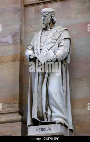 Statua di Antonio de Nebrija di fronte alla Biblioteca Nazionale spagnola di Madrid Foto Stock