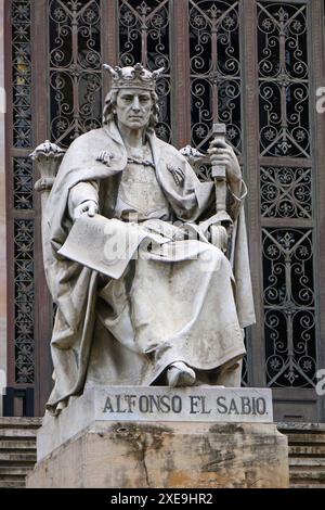 Statua di Alfonso El Sabio di fronte alla Biblioteca Nazionale spagnola di Madrid Foto Stock