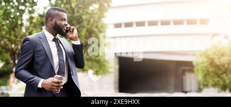 Barbuto americano africano imprenditore parlando al cellulare con il cliente Foto Stock