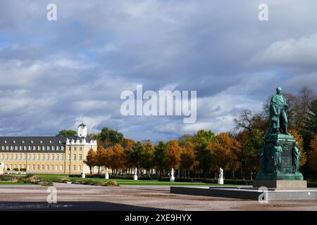 Monumento di Karl Friedrich sulla Schlossplatz a Karlsruhe, Germania Foto Stock