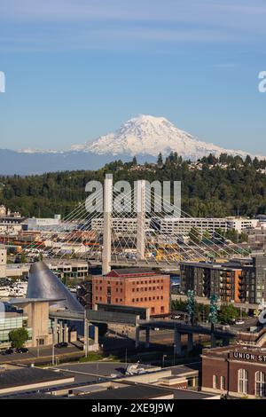 Centro di Tacoma Washington con vista sul Monte Rainier dalla camera dell'hotel Foto Stock