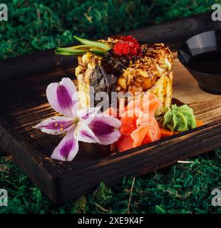 Riso con verdure avvolte in nori e condite con salsa di soia Foto Stock