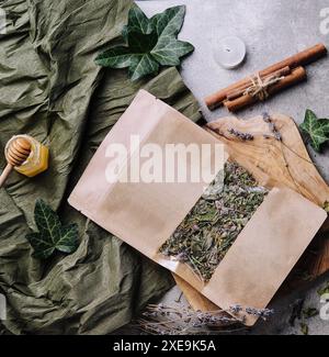 Foglie di tè secche e fresche con tè, miele e cannella Foto Stock