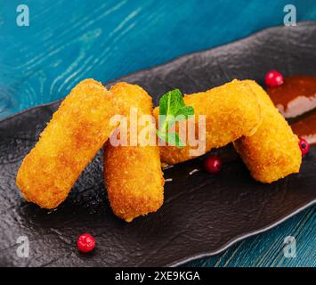 Strisce di pollo impanate con ketchup di pomodoro Foto Stock