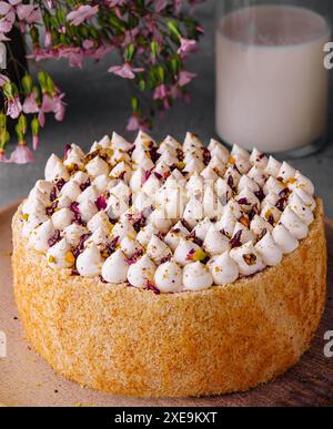 Torta panna montata con bottiglia di latte Foto Stock