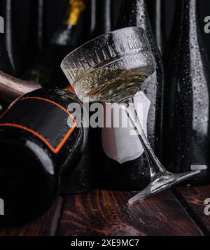 Diverse bottiglie di champagne con un bicchiere di champagne bianco Foto Stock