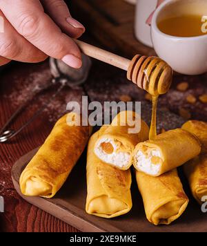 Pancake dolci arrotolati con formaggio fresco Foto Stock