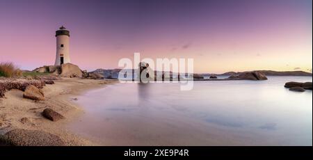 Vista panoramica del faro di Punta Palau sulla Costa Smeralda della Sardegna all'alba Foto Stock