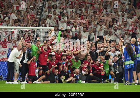 I giocatori della Georgia festeggiano il raggiungimento del turno di 16 dopo la partita UEFA Euro 2024 del gruppo F all'Arena AufSchalke di Gelsenkirchen, in Germania. Data foto: Mercoledì 26 giugno 2024. Foto Stock