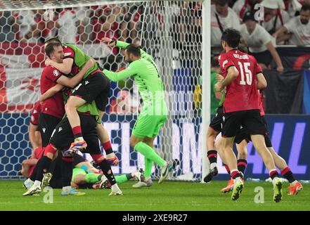 I giocatori della Georgia festeggiano il raggiungimento del turno di 16 dopo la partita UEFA Euro 2024 del gruppo F all'Arena AufSchalke di Gelsenkirchen, in Germania. Data foto: Mercoledì 26 giugno 2024. Foto Stock