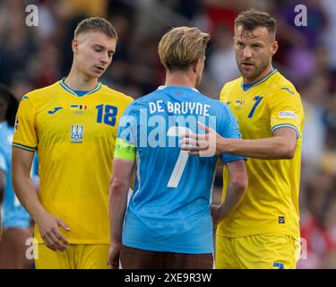 Stoccarda, Germania. 26 giugno 2024. Volodymyr Brazhko dell'Ucraina e Andriy Yarmolenko dell'Ucraina con Kevin De Bruyne del Belgio durante la partita UEFA EURO Group e 2024 tra Ucraina e Belgio alla Stuttgart Arena di Stoccarda, Germania, il 26 giugno 2024 (foto di Andrew SURMA/ credito: SIPA USA/Alamy Live News Foto Stock