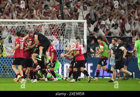 I giocatori della Georgia festeggiano il raggiungimento del turno di 16 dopo la partita UEFA Euro 2024 del gruppo F all'Arena AufSchalke di Gelsenkirchen, in Germania. Data foto: Mercoledì 26 giugno 2024. Foto Stock