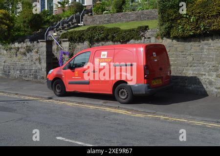 Un furgone della Royal mail parcheggiato su una strada a Langland. Swansea, Galles, Regno Unito. 16 maggio 2024. Foto Stock