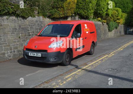 Un furgone della Royal mail parcheggiato su una strada a Langland. Swansea, Galles, Regno Unito. 16 maggio 2024. Foto Stock