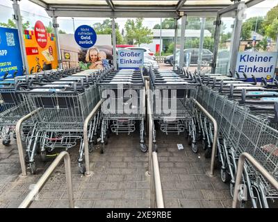 Kiel, Germania - 26 giugno 2024: Il parcheggio per i carrelli della spesa nell'area esterna di un supermercato Lidl Foto Stock