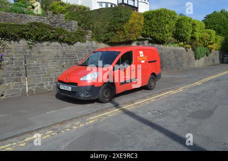 Un furgone della Royal mail parcheggiato su una strada a Langland. Swansea, Galles, Regno Unito. 16 maggio 2024. Foto Stock