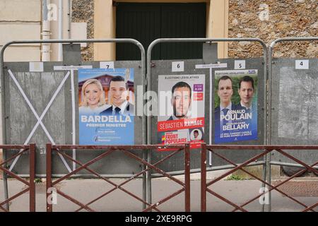 VERSAILLES, FRANCIA - 26 GIUGNO 2024 : gli striscioni con i candidati per le elezioni legislative 2024 Foto Stock