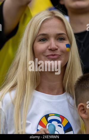 Stoccarda, Germania. 26 giugno 2024. I tifosi ucraini si godono l'atmpsfera prima della partita UEFA EURO Group e 2024 tra Ucraina e Belgio alla Stuttgart Arena di Stoccarda, Germania, il 26 giugno 2024 (foto di Andrew SURMA/ credito: SIPA USA/Alamy Live News Foto Stock