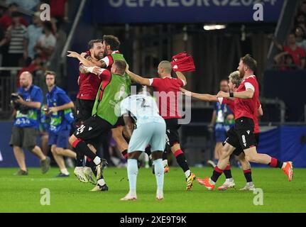 I giocatori della Georgia festeggiano il raggiungimento del turno di 16 dopo la partita UEFA Euro 2024 del gruppo F all'Arena AufSchalke di Gelsenkirchen, in Germania. Data foto: Mercoledì 26 giugno 2024. Foto Stock