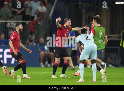 I giocatori della Georgia festeggiano il raggiungimento del turno di 16 dopo la partita UEFA Euro 2024 del gruppo F all'Arena AufSchalke di Gelsenkirchen, in Germania. Data foto: Mercoledì 26 giugno 2024. Foto Stock