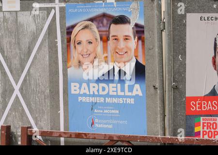 VERSAILLES, FRANCIA - 26 GIUGNO 2024 : gli striscioni con i candidati per le elezioni legislative 2024 Foto Stock