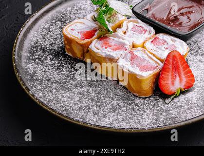 Pancake con panna montata e fragole Foto Stock