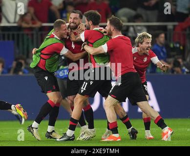 I giocatori della Georgia festeggiano il raggiungimento del turno di 16 dopo la partita UEFA Euro 2024 del gruppo F all'Arena AufSchalke di Gelsenkirchen, in Germania. Data foto: Mercoledì 26 giugno 2024. Foto Stock