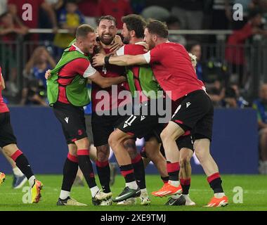 I giocatori della Georgia festeggiano il raggiungimento del turno di 16 dopo la partita UEFA Euro 2024 del gruppo F all'Arena AufSchalke di Gelsenkirchen, in Germania. Data foto: Mercoledì 26 giugno 2024. Foto Stock