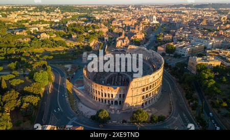 Una vista aerea dello storico Colosseo e degli edifici circostanti a Roma, Italia Foto Stock