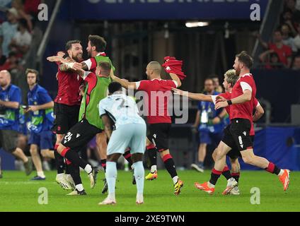 I giocatori della Georgia festeggiano il raggiungimento del turno di 16 dopo la partita UEFA Euro 2024 del gruppo F all'Arena AufSchalke di Gelsenkirchen, in Germania. Data foto: Mercoledì 26 giugno 2024. Foto Stock