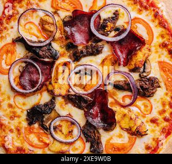 Pizza sul tagliere con taglierina nelle vicinanze, vista dall'alto Foto Stock