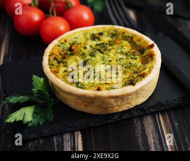 Quiche con spinaci - piatto tradizionale della cucina francese Foto Stock