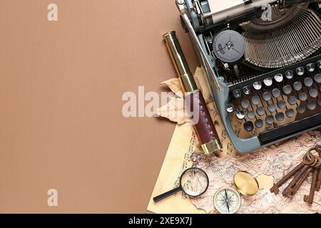 Macchina da scrivere vintage, bussola, lente di ingrandimento, tasti e foglie autunnali su sfondo marrone Foto Stock