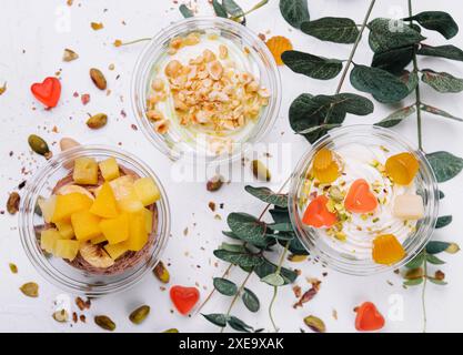 Gelato al cioccolato e alla vaniglia con pistacchio, mango e gelatina Foto Stock