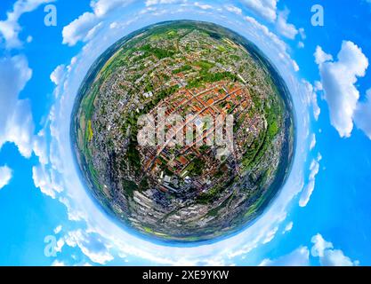 Vista aerea, vista della città con il centro storico di Lemgo, la città anseatica con il centro storico e la chiesa protestante-luterana di St. Nicolai, il municipio e. Foto Stock