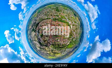 Vista aerea, vista della città con il centro storico di Lemgo, la città anseatica con il centro storico e la chiesa protestante-luterana di St. Nicolai, il municipio e. Foto Stock