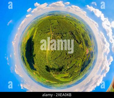 Vista aerea, riserva naturale Hinnenburger Forst con Emder Bachtal, area forestale con prati e campi, globo terrestre, immagine fisheye, immagine a 360 gradi, Foto Stock