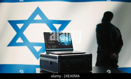 Programmatore israeliano che crea account bot sui social network utilizzando l'apprendimento automatico dell'intelligenza artificiale. Tecnico che lavora per il Mossad costruendo algoritmi di intelligenza artificiale per diffondere notizie false, telecamera B. Foto Stock