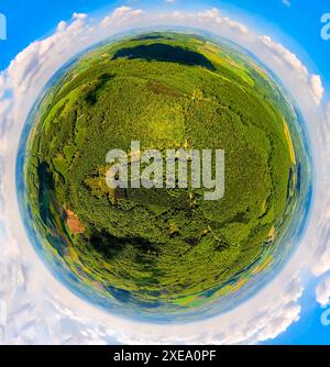 Vista aerea, riserva naturale Hinnenburger Forst con Emder Bachtal, area forestale con prati e campi, globo terrestre, immagine fisheye, immagine a 360 gradi, Foto Stock