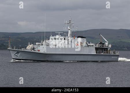 UNS Chernihiv (M310), un cacciatore di minatori di classe Sandown gestito dalla Marina Ucraina, passando Greenock sul Firth of Clyde. La nave partecipa all'esercitazione Sea Breeze 24-1, un'esercitazione militare multinazionale che si svolge in Scozia. Questa nave aveva servito con la Royal Navy britannica come HMS Grimsby (M108), fino a quando non fu dismessa nel 2022, per poi essere trasferita alla Marina Ucraina nel 2023. Foto Stock