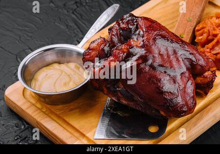 Gustosissime noci di maiale al forno su tavola di legno Foto Stock